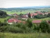 Goux les Usiers - Aldeia, com a sua torre de igreja e casas, cercada por pastagens e árvores