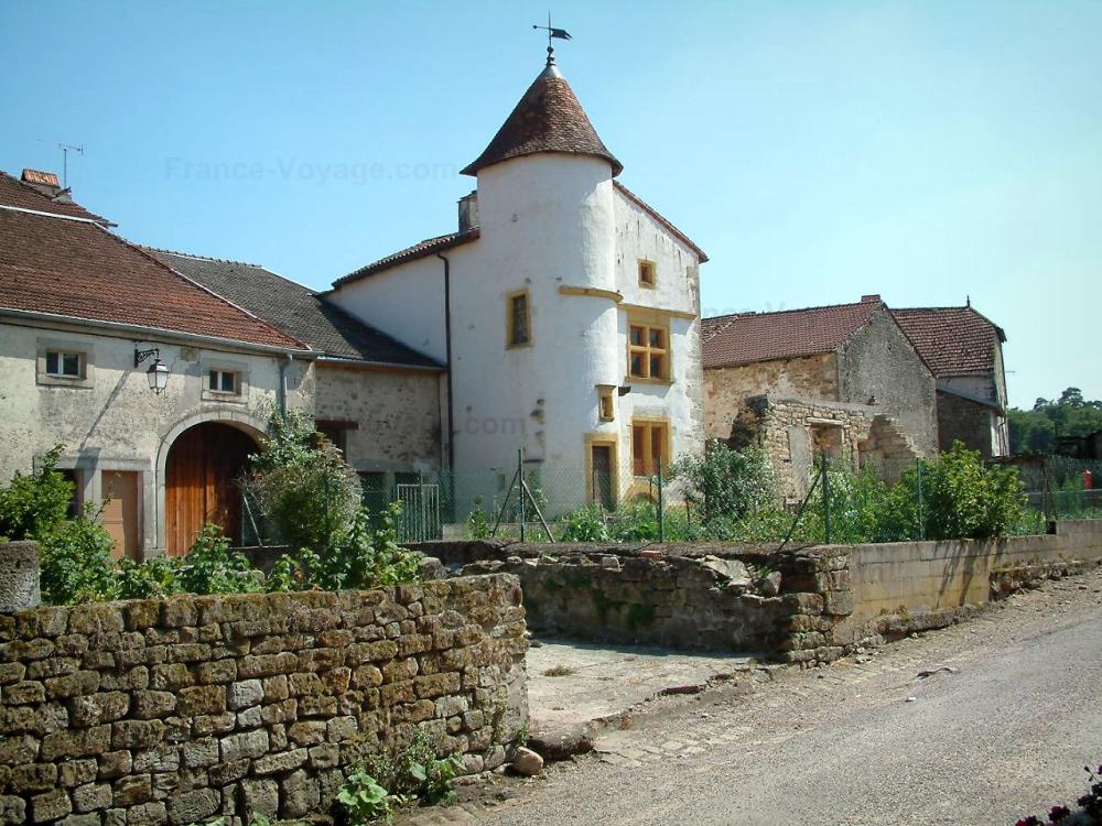 Guide du Grand Est - Châtillon-sur-Saône - Demeure à tourelle, maisons et jardins (potagers) du village fortifié