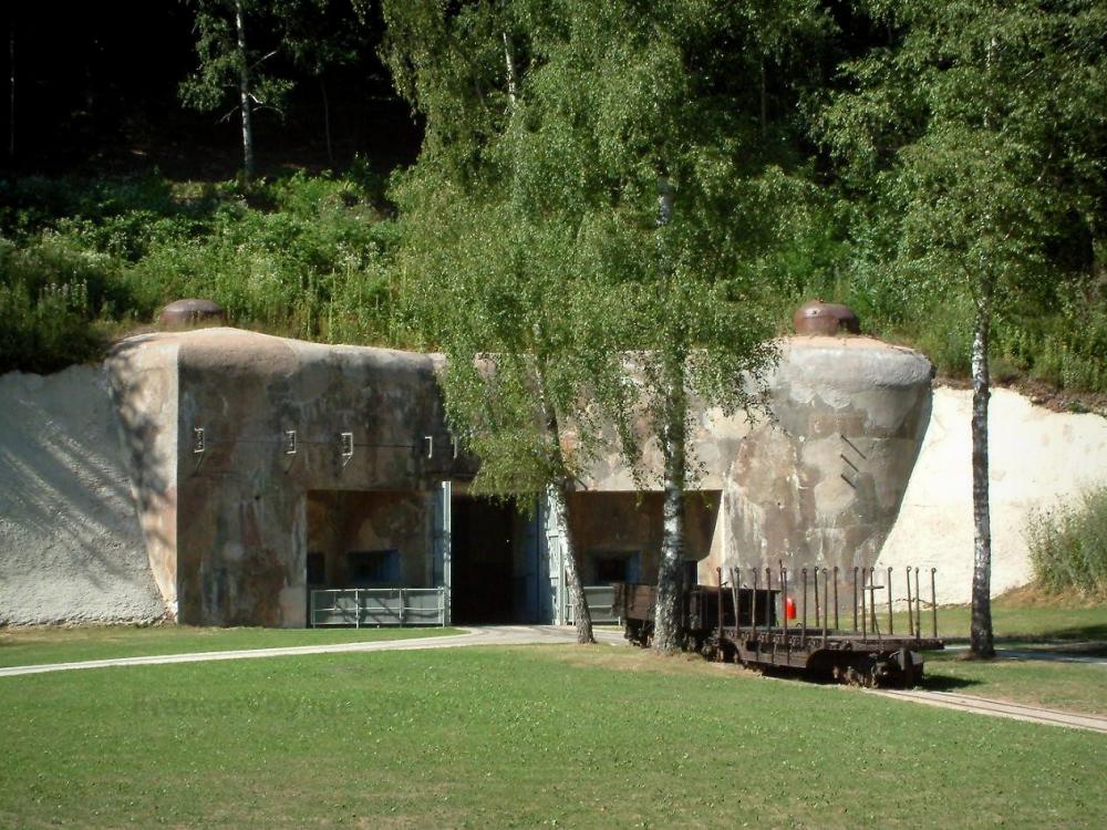 Guide du Grand Est - Ligne Maginot - Simserhof : entrée matériels et munitions de l'ouvrage d'artillerie (fort)
