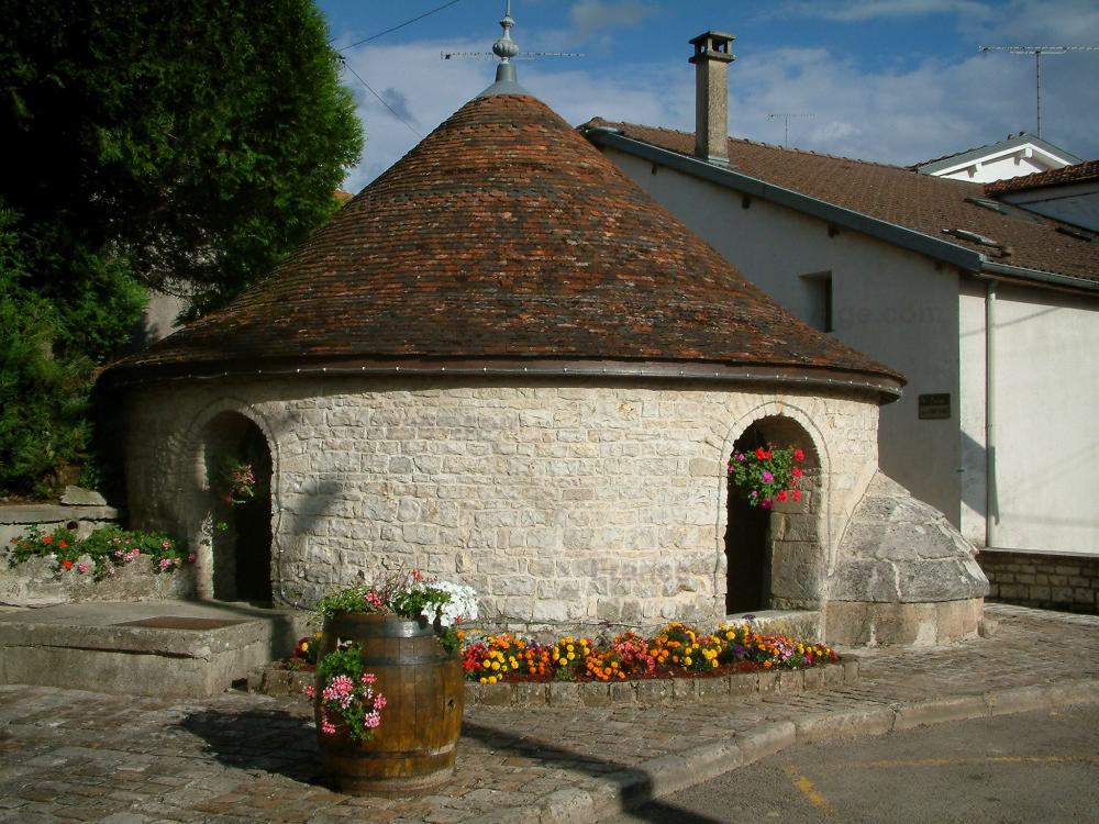 Guide du Grand Est - Lavoir de Colombé-le-Sec - Lavoir rond décoré de fleurs