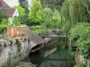 Grand Morin Valley - Vale dos pintores de Grand Morin: Rio Grand Morin, casa de lavagem, passarela, casa, flores e árvores; em Crécy-la-Chapelle