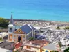 Grand'Rivière - Vista de la iglesia de Santa Catalina, el cementerio, el puerto, los tejados del pueblo y el Océano Atlántico