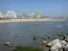 La Grande-Motte - Immeubles en forme de pyramide, plage de sable de la station balnéaire, mer méditerranée et rochers