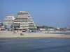 La Grande-Motte - Piramide-vormige gebouwen, zandstrand van het resort en de Middellandse Zee