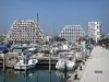 La Grande-Motte - Station balnéaire : immeubles en forme de pyramide, bateaux et voiliers du port de plaisance et quai