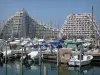 La Grande-Motte - Station balnéaire : immeubles en forme de pyramide, bateaux et voiliers du port de plaisance