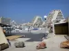 La Grande-Motte - Lampadaires, rochers, port de plaisance avec ses bateaux et ses voiliers, et immeubles de la station balnéaire