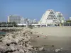 La Grande-Motte - Plage de sable, brise-lames et immeubles de la station balnéaire