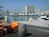 La Grande-Motte - Terrasse de café, port de plaisance avec ses bateaux et ses voiliers, et immeubles de la station balnéaire