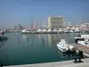 La Grande-Motte - Port de plaisance avec ses bateaux et ses voiliers, et immeubles de la station balnéaire 