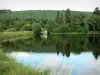 Grandes lagos do Morvan - Lago Saint-Agnan (lago artificial) e seu banco arborizado; no Parque Natural Regional do Morvan