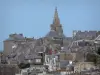 Granville - Toren van de kerk van de Notre Dame en huizen in de stad