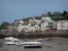 Granville - Porto na maré baixa com seus barcos de recreio e casas da cidade (estância balnear)