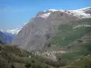 La Grave - Clochers et maisons du village entourés de montagnes ; dans le Parc National des Écrins (massif des Écrins)