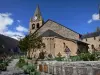 La Grave - Iglesia de Nuestra Señora de la Asunción de estilo romano y el cementerio del pueblo, las montañas en el fondo