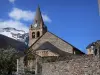 La Grave - Clocher de l'église Notre-Dame-de-l'Assomption, mur de clôture en pierre du cimetière et montagne