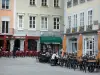 Grenoble - Place Saint-André : façades de maisons et terrasses de cafés