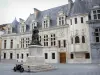 Grenoble - Fassade des ehemaligen Parlaments-Palastes des Dauphiné (ehemaliges Gericht) im Spätgotik Stil, und Standbild des Ritters Bayard auf dem Platz Saint-André