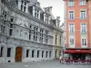 Grenoble - Fassade des ehemaligen Parlaments-Palastes des Dauphiné (ehemaliges Gericht) im Renaissancestil, bunte Fassade eines Hauses und Strassencafé des Platzes Saint-André