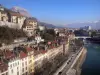 Grenoble - Häuserfassaden und Wohnhäuser der Stadt, Kai, Fluss Isère und Berge im Hintergrund