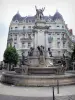 Grenoble - Place Notre-Dame : fontaine des Trois Ordres et immeuble