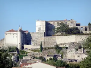 Grignan - Castello rinascimentale che domina le case del borgo