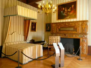 Grignan castle - Interior of the castle: Madame's bedroom with its four-poster bed and ornate fireplace