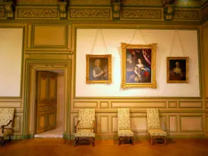 Grignan castle - Portraits on the walls of the King's room