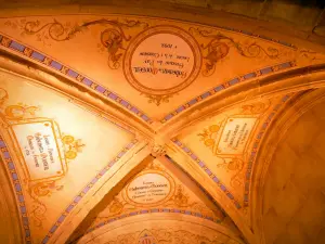 Grignan castle - Inside the castle: decorated vault of the Renaissance entrance