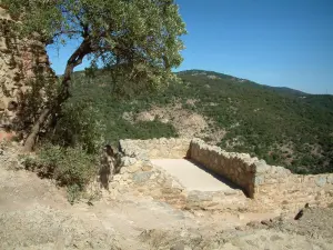 Grimaud - Des ruines du château, vue sur le massif des Maures