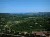 Grimaud - Des remparts du château, vue sur les maisons, les forêts et le golfe de Saint-Tropez