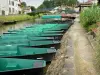 Groene Venetië van het Moeras van Poitou - Afgemeerde boten (pier voor een boottocht in de natte moeras), loopbrug over de Sèvre Niortaise en huizen in het dorp Coulon (hoofdstad van de Groene Venetië)