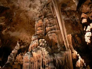 Grotte des Demoiselles - Concreties van de grote zaal