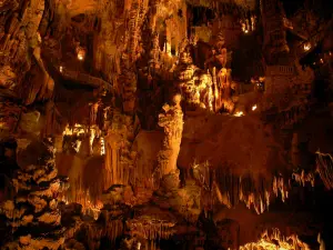 Grotte des Demoiselles - Concreties van de grote zaal (kathedraal) en stalagmieten in het midden van de Maagd en het Kind