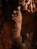 Grotte des Demoiselles - Stalagmite de la Vierge à l'Enfant, dans la grande salle
