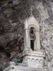 Grottes de la Balme - Chapelle située dans le porche d'entrée des grottes de la Balme et falaise du plateau de lIsle Crémieu ; sur la commune de La Balme-les-Grottes