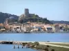 Gruissan - Barbarossa toren met uitzicht op de huizen van de oude stad en het meer van Gruissan, in het Regionale Natuurpark van Narbonne in de Middellandse Zee