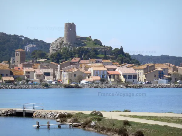 Gruissan - Torre de Barbarroja con vistas a las casas de la ciudad vieja y el lago de Gruissan, en el Parque Natural Regional de Narbona en el Mediterráneo