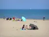 Gruissan - Gruissan-Plage, in het Regionale Natuurpark van Narbonne in de Middellandse Zee vakantiegangers zitten op het zandstrand aan de Middellandse Zee