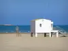 Gruissan - Gruissan-Plage: estação de primeiros socorros, praia de areia e mar Mediterrâneo