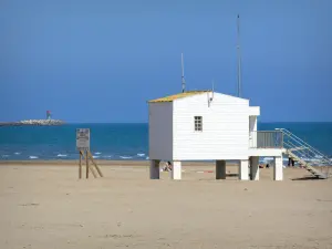 Gruissan - Puesto de socorro Gruissan-Plage, playa de arena y el mar Mediterráneo