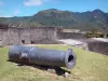 Guía de Guadalupe - Basse-Terre - Canon y fortificaciones de Fort Delgrès, Montañas del Caribe en el fondo