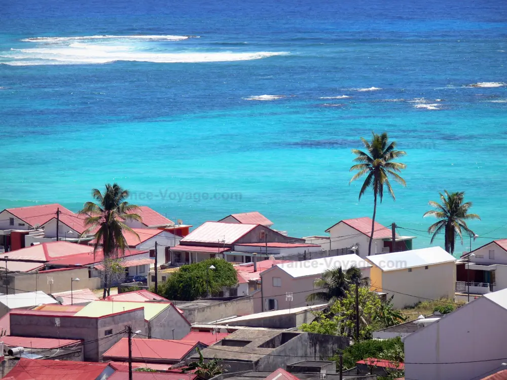 Guide de Guadeloupe - Marie-Galante - Vue sur les toits de maisons du bourg de Capesterre-de-Marie-Galante et la mer des Caraïbes aux eaux turquoises
