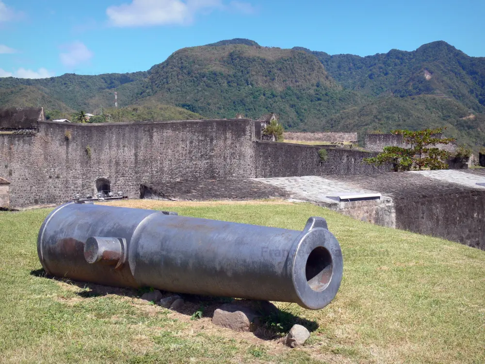 Guide de Guadeloupe - Basse-Terre - Canon et fortifications du fort Delgrès, monts Caraïbes en arrière-plan
