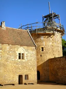 Guédelon, middeleeuws kasteel in aanbouw - Versterkt kasteel in aanbouw: statig huis en hoofdtoren