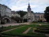 Guéret - Hôtel de la Sénatorerie abritant le musée d'Art et d'Archéologie (musée de la Sénatorerie), chapelle, parterres du jardin (parc), immeuble en arrière-plan et nuages dans le ciel