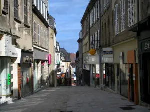 Guéret - Abfallende Geschäftsstrasse mit ihren Häusern und ihren Boutiquen