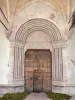 Guillestre - Toegangspoort van de Hemelvaart Kerk (Kerk van Onze-Lieve-Vrouw d'Aquilon) met zijn gebeeldhouwde vleugeldeur