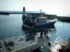 Le Guilvinec - Port avec deux bateaux de pêche (navires), quais, mer (océan atlantique) et phare