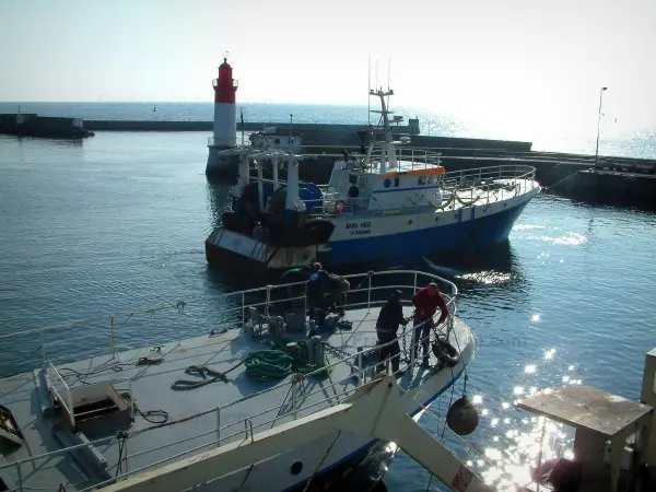 Le Guilvinec - Puerto con dos barcos de pesca (barcos), los muelles, el mar (Océano Atlántico) y el faro